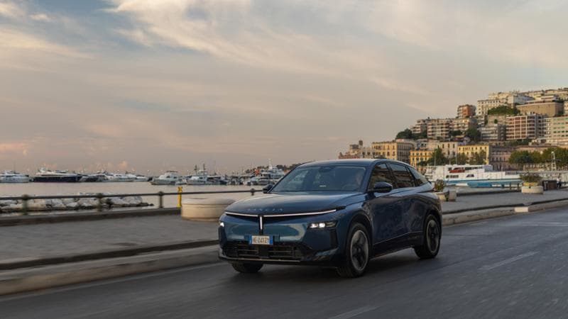 Lancia Gamma, il ritorno tra design e sostanza dello stile italiano. La sigla HF fa sognare. Il test