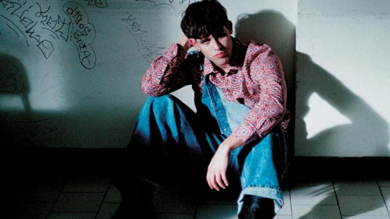 Primogenito e l’urlo contro il paternalismo degli adulti: “Canto la GenZ senza santi né eroi”