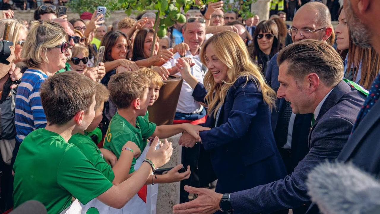 Ascoli, c’è Meloni e il sindaco convoca dipendenti comunali e ragazzi in divisa. Pd: “Istituto Luce”