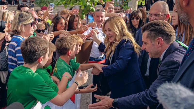 Ascoli, c’è Meloni e il sindaco convoca dipendenti comunali e ragazzi in divisa. Pd: “Istituto Luce”
