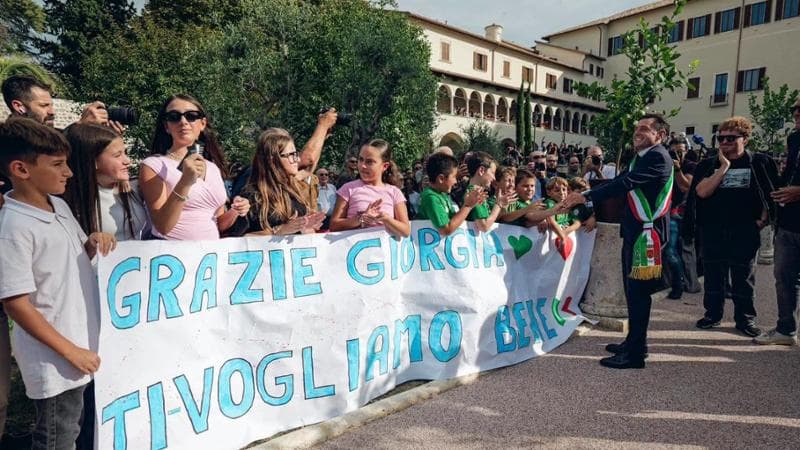 Lo striscione sorretto da bambini e mamme all'arrivo della premier ad Ascoli
