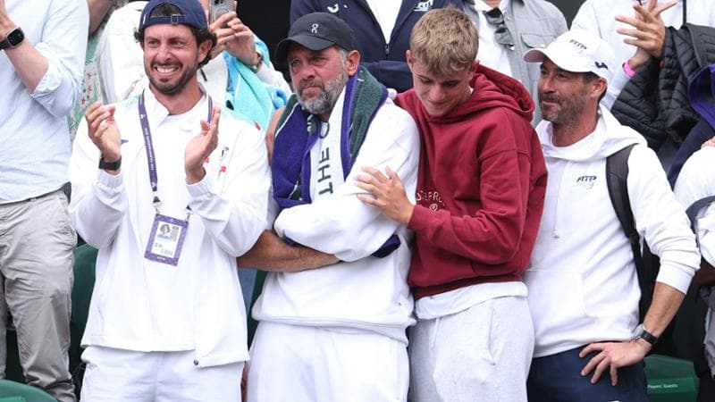 Stefano Cobolli in tribuna con l'altro figlio Guglielmo a Wimbledon