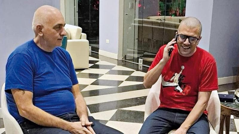 Alberto Trentini (al telefono) e Mario Burl&ograve; nella residenza dell'ambasciatore a Caracas Giovanni Umberto De Vito dopo la liberazione (foto ministero degli Esteri)
