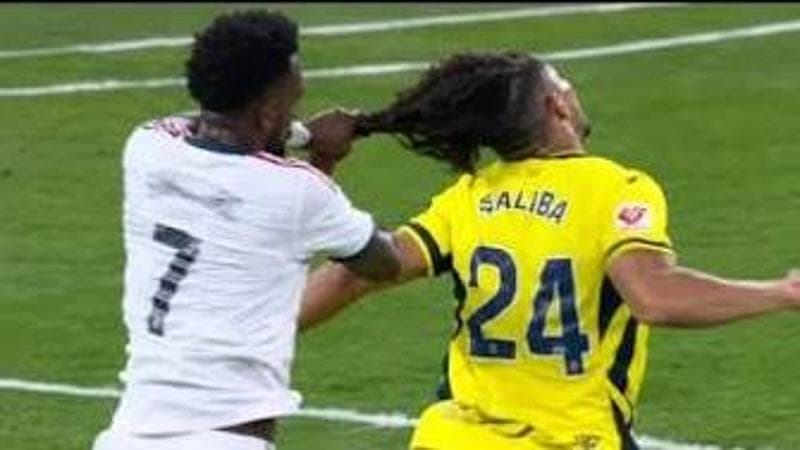 Vinicius tira i capelli a Saliba