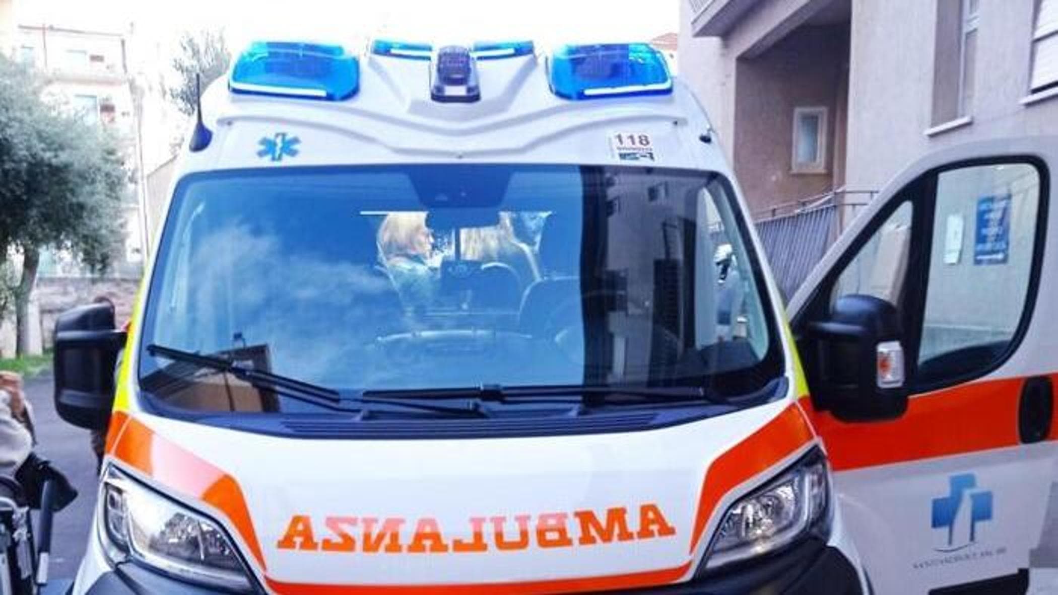 Treviso, 23enne cade dal tettuccio di un'auto in corsa durante un video: è gravissimo