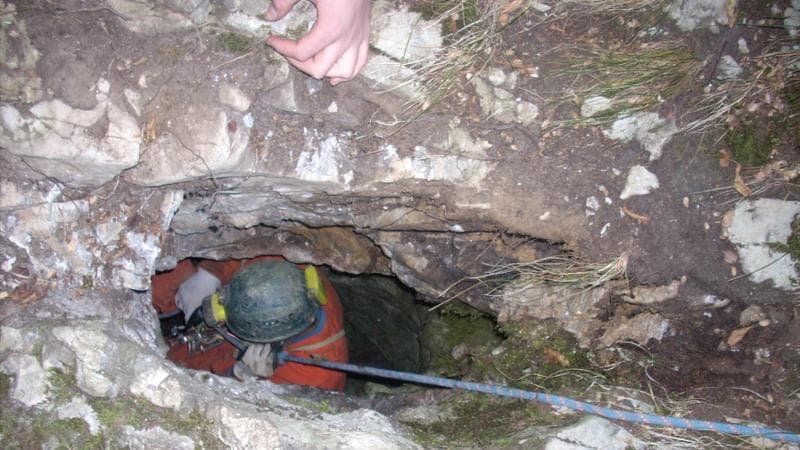 Sardegna, crolla la volta della grotta: giovane intrappolato a 10 metri. Ricerche in corso