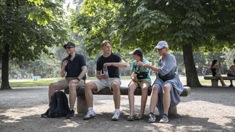 MILANO - Anticiclone subtropicale su Milano, con temperature che superano i 33°  e caldo intenso. 13 giugno, persone si rinfrescano al parco sempione su una panchina