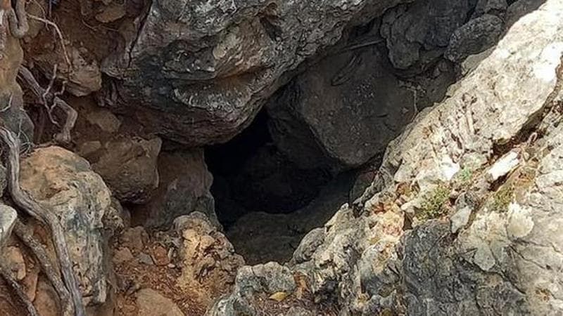 Sardegna, crolla la volta della grotta: giovane intrappolato a 10 metri. Ricerche in corso