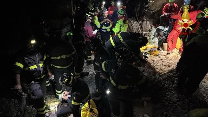 Sardegna, corsa contro il tempo per salvare lo speleologo bloccato nella grotta: “Vivo e cosciente”