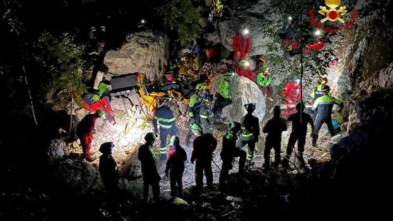 Sardegna, corsa contro il tempo per salvare lo speleologo bloccato nella grotta: “Vivo e cosciente”