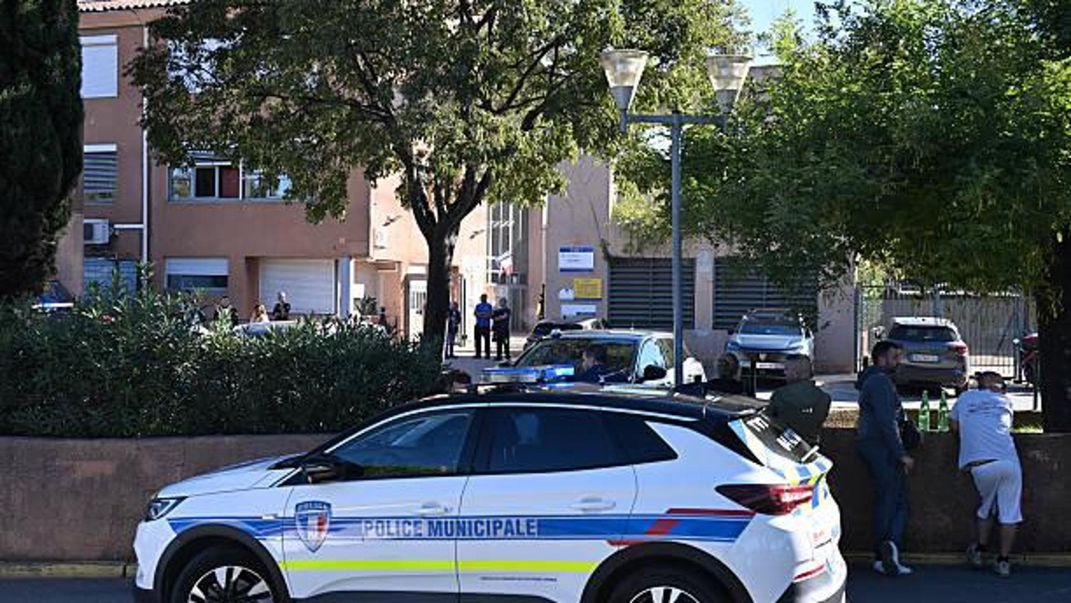 francia preside e insegnante feriti a colpi di fucile da caccia da uno studente di 14 anni vicino marsiglia da Repubblica.it francia preside e insegnante feriti a colpi di fucile da caccia da uno studente di 14 anni vicino marsiglia