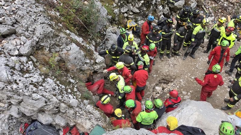 Sardegna, speleologo bloccato nella grotta: è corsa contro il tempo, liberato dai massi l’ingresso