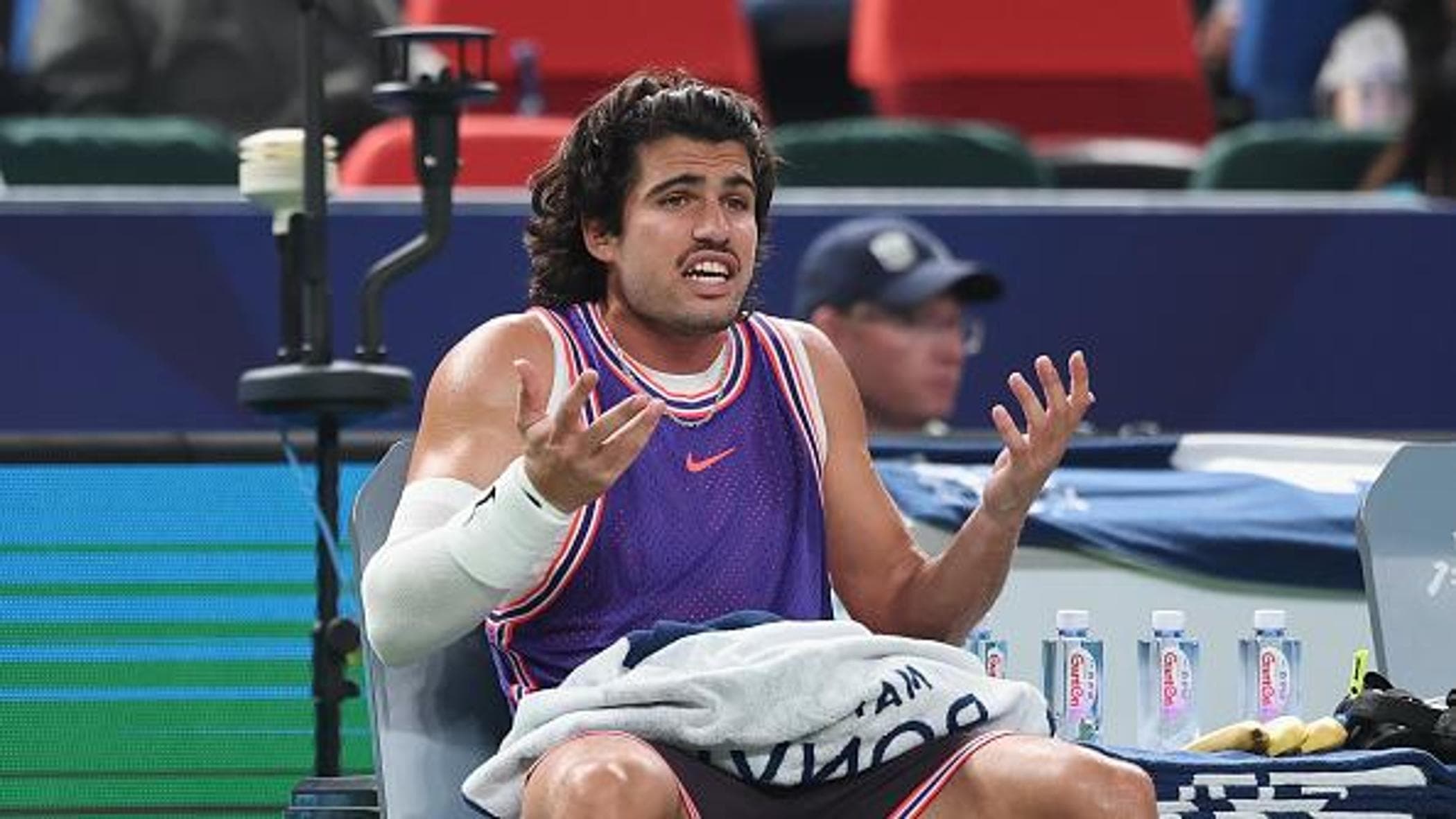 Alcaraz fuori al terzo turno a Shanghai. Lo sfogo per le palline: “Non posso giocare così”