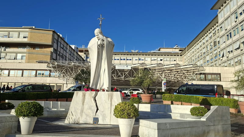 Il ricovero del Papa, l’attesa tra studenti e pazienti: “Speriamo di vederlo in corsia”