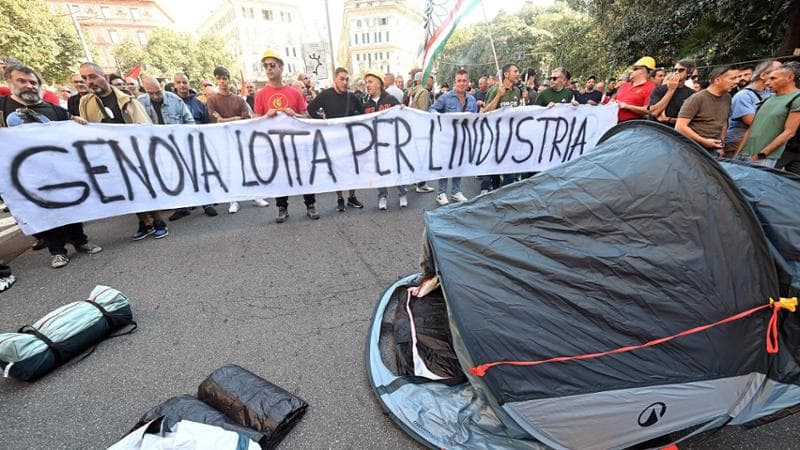 Ex Ilva, operai in piazza da Genova a Taranto: “No allo stop degli impianti”
