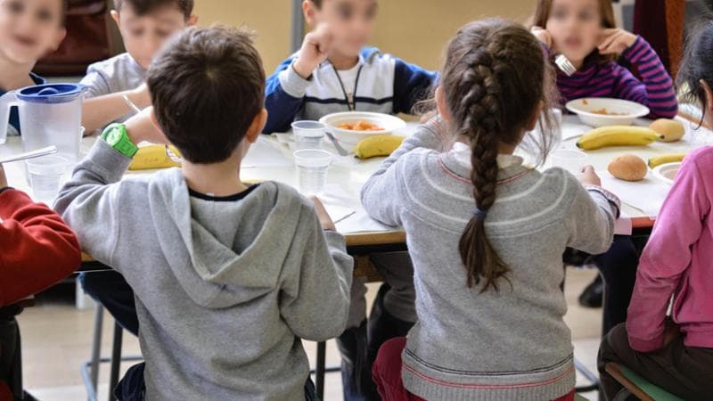 Biella, niente mensa ai bimbi che non pagano la retta, a digiuno pure il prof che non segnala i casi
