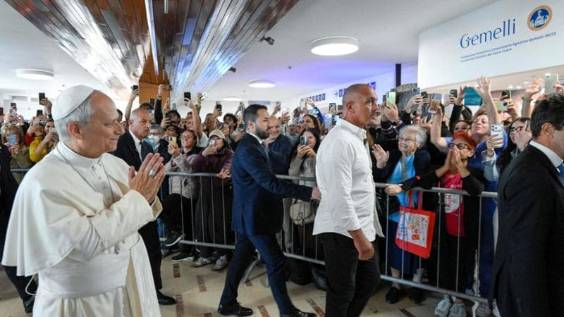 Leone superstar, la folla lo accoglie al Gemelli: “Forza Papa”