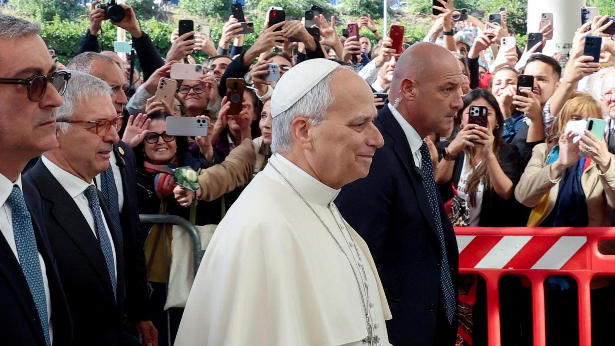 la folla accoglie leone xiv al gemelli lo amiamo perch233 combatte la prepotenza e la violenza da Repubblica.it la folla accoglie leone xiv al gemelli lo amiamo perch233 combatte la prepotenza e la violenza
