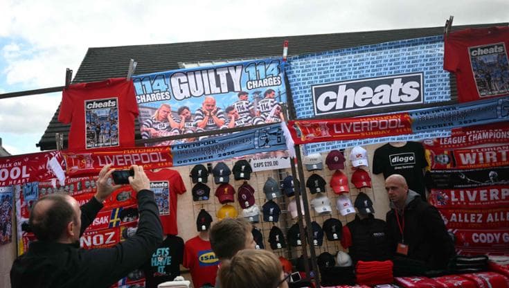 Il merchandising con le scritte "colpevoli" e "imbroglioni" venduto all'ultima partita di Premier League tra Liverpool e Manchester City