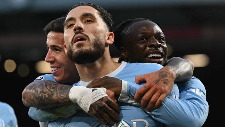 Rayan Cherki festeggia il terzo gol contro il Liverpool con Enzo Fernandez (sx) e Jeremy Doku