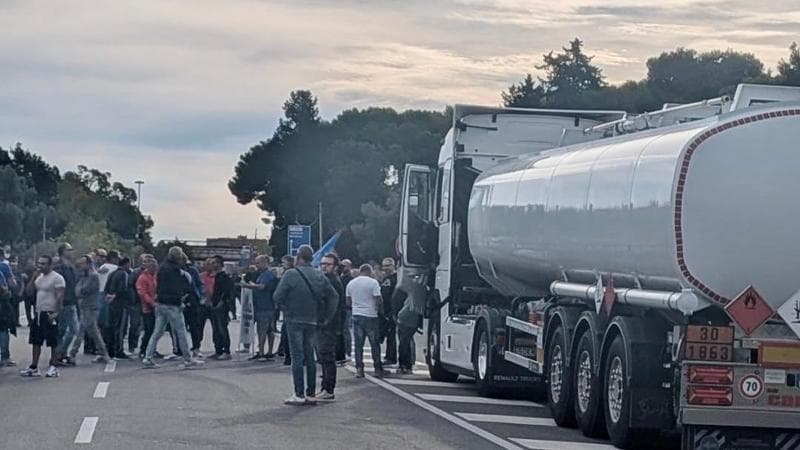 La manifestazione degli operai dell'ex Ilva ieri a Taranto. I sindacati hanno proclamato altri due giorni di sciopero
