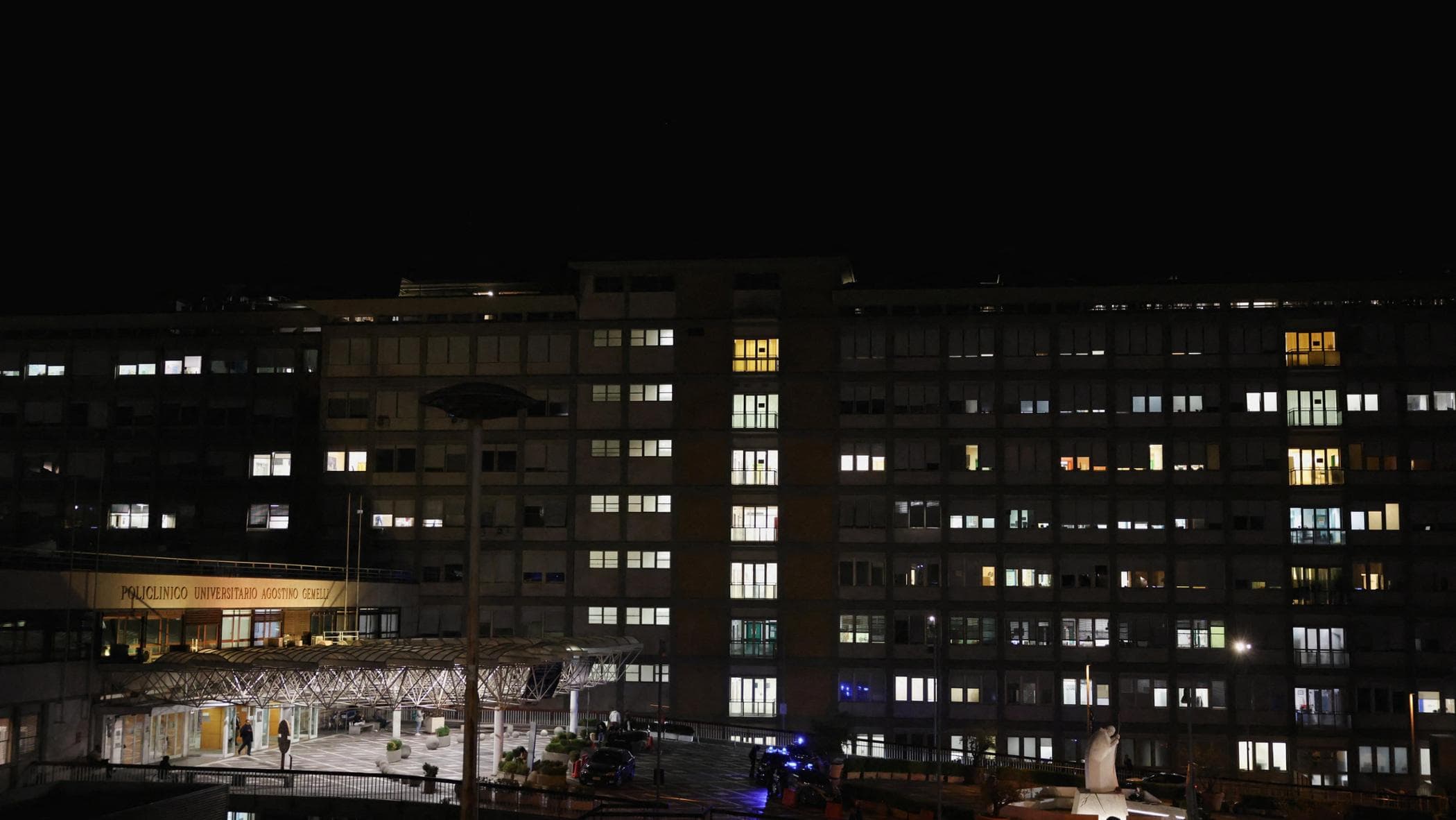 il papa tre ore in sala operatoria tumore maligno al polmone rimosso il lobo inferiore destro da Repubblica.it il papa tre ore in sala operatoria tumore maligno al polmone rimosso il lobo inferiore destro