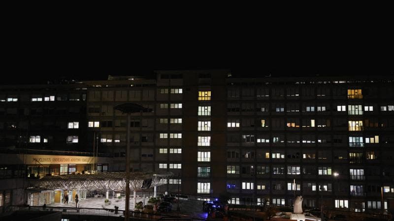 Il Papa tre ore in sala operatoria: “Tumore maligno al polmone rimosso il lobo inferiore destro”