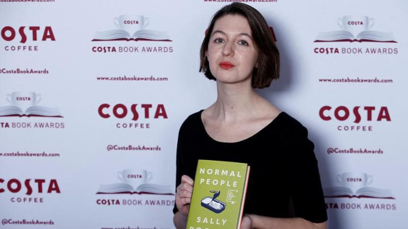 Sally Rooney, i suoi libri non saranno più venduti nel Regno Unito per aver sostenuto gruppi pro-Pal