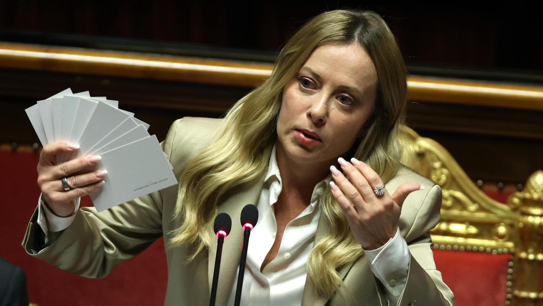 Meloni e il gioco delle due sedie