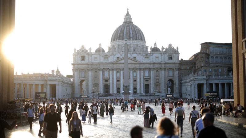 Il Papa si alza e fa già fisioterapia, il tumore scoperto venti giorni fa
