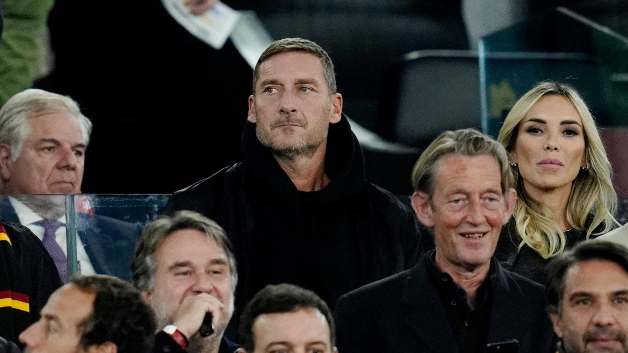 roma totti ricevuto dal figlio di friedkin all8217olimpico da Repubblica.it roma totti ricevuto dal figlio di friedkin all8217olimpico