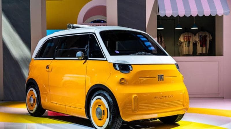 Salone di Parigi, dalle microcar agli umanoidi tutte le curiosità in video
