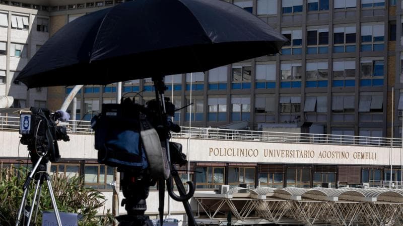 Papa Leone ha ripreso l’attività lavorativa. I medici: “Buon recupero del polmone”