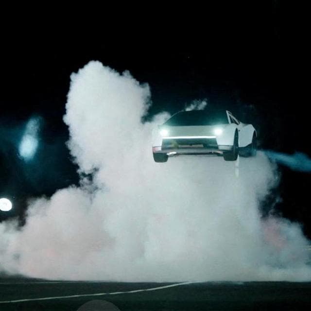Tesla svela la nuova Roadster con propulsori SpaceX. Uno show per Musk: l’auto vola