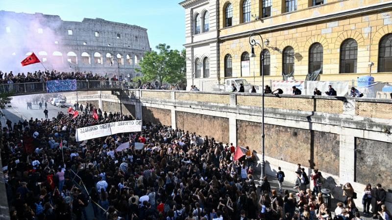Le piazze calde degli studenti, oggi cortei in tutta Italia: a Roma bombe carta contro il ministero