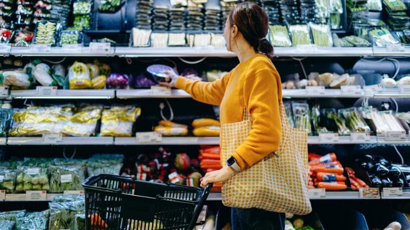 La spesa delle famiglie straniere in Italia: 4.600 euro l’anno in beni di largo consumo