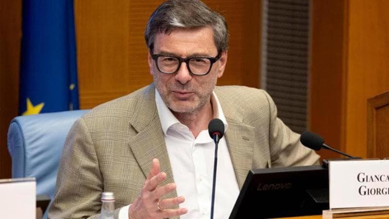 Manovra, Giorgetti: “Stabilità beneficio per le banche. Giovani, anziani o Irpef sono alternative”
