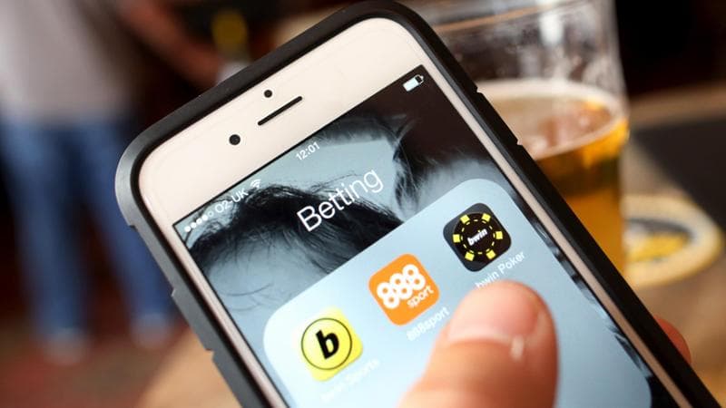 Alcune delle tante app per scommettere online (Chris Ratcliffe/Bloomberg via Getty Images)