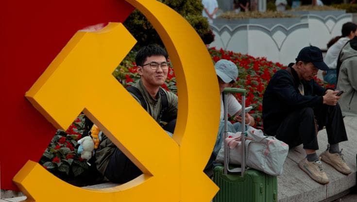 Viaggiatori in attesa presso la stazione ferroviaria di Shanghai durante la Festa Nazionale cinese (Alex Plavevski / Epa)