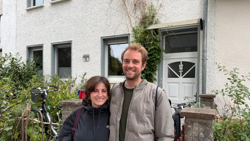 Francesca e Christopher davanti alla loro casa a Fürstenwalde