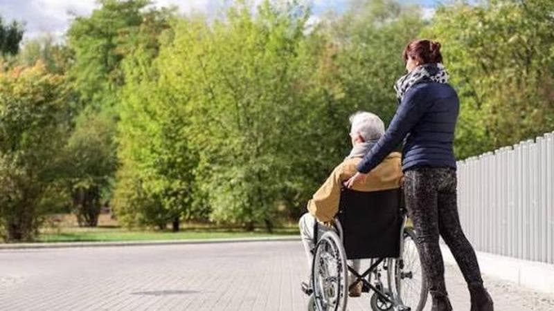 Badanti e istituzioni pubbliche: la proposta per un modello integrato per chi non è autosufficiente