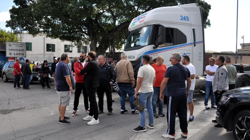 I camionisti bloccano il Sud: “Il governo ci ascolti”. Code e forniture a rilento