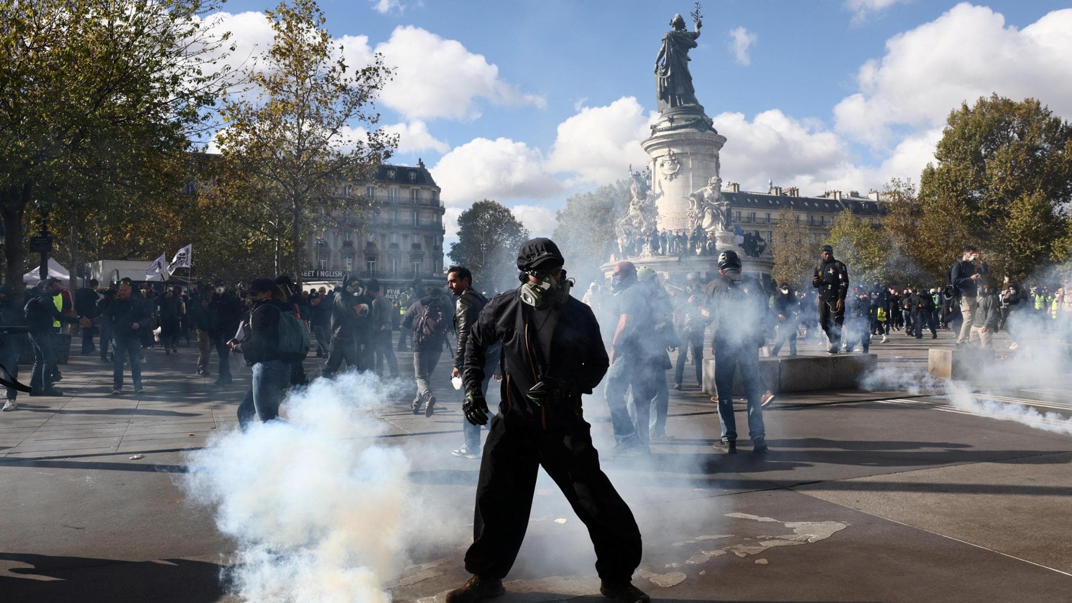 francia oggi proteste contro il carovita scontri a parigi la polizia lancia lacrimogeni da Repubblica.it francia oggi proteste contro il carovita scontri a parigi la polizia lancia lacrimogeni