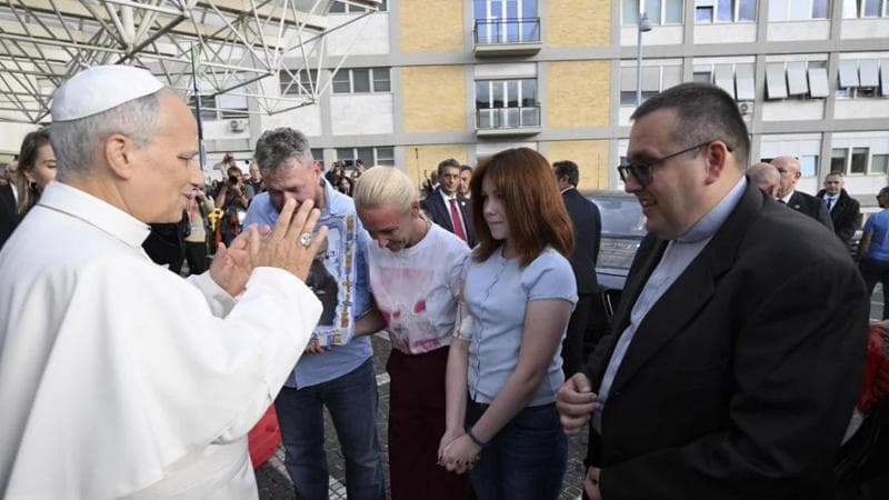 Papa, 13enne ucraina guarita dal tumore gli regala un Leone di pannolenci: “Ti proteggerà”