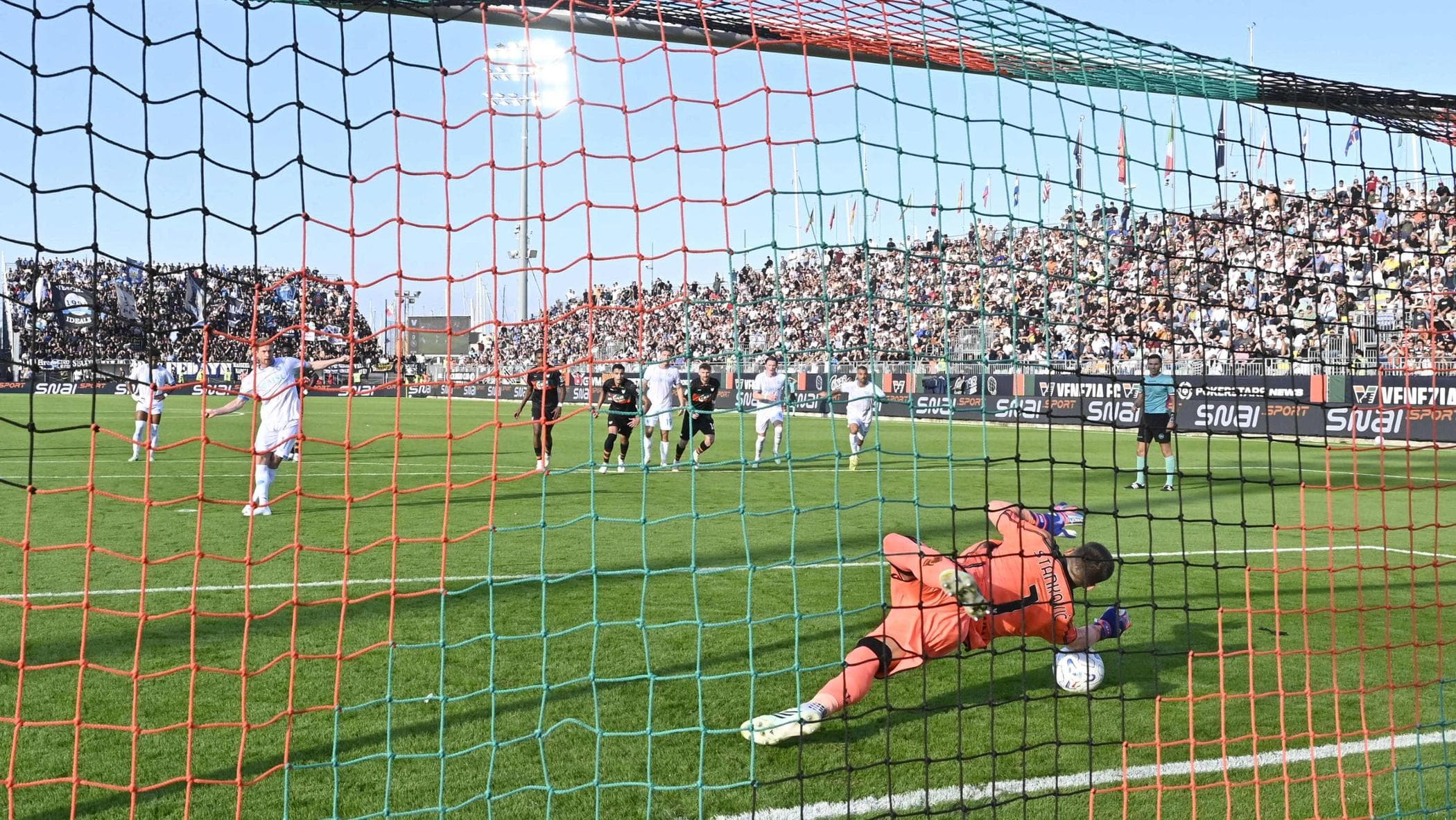napoli 232 crisi vince 1 0 il venezia con adams de bruyne sbaglia un rigore da Repubblica.it napoli 232 crisi vince 1 0 il venezia con adams de bruyne sbaglia un rigore