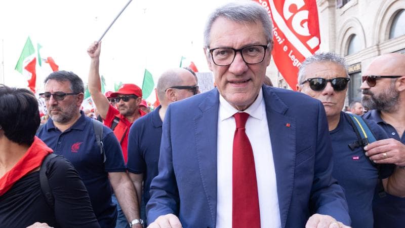 Landini annuncia lo sciopero generale del 20 novembre: «No ai 14 miliardi per le armi»