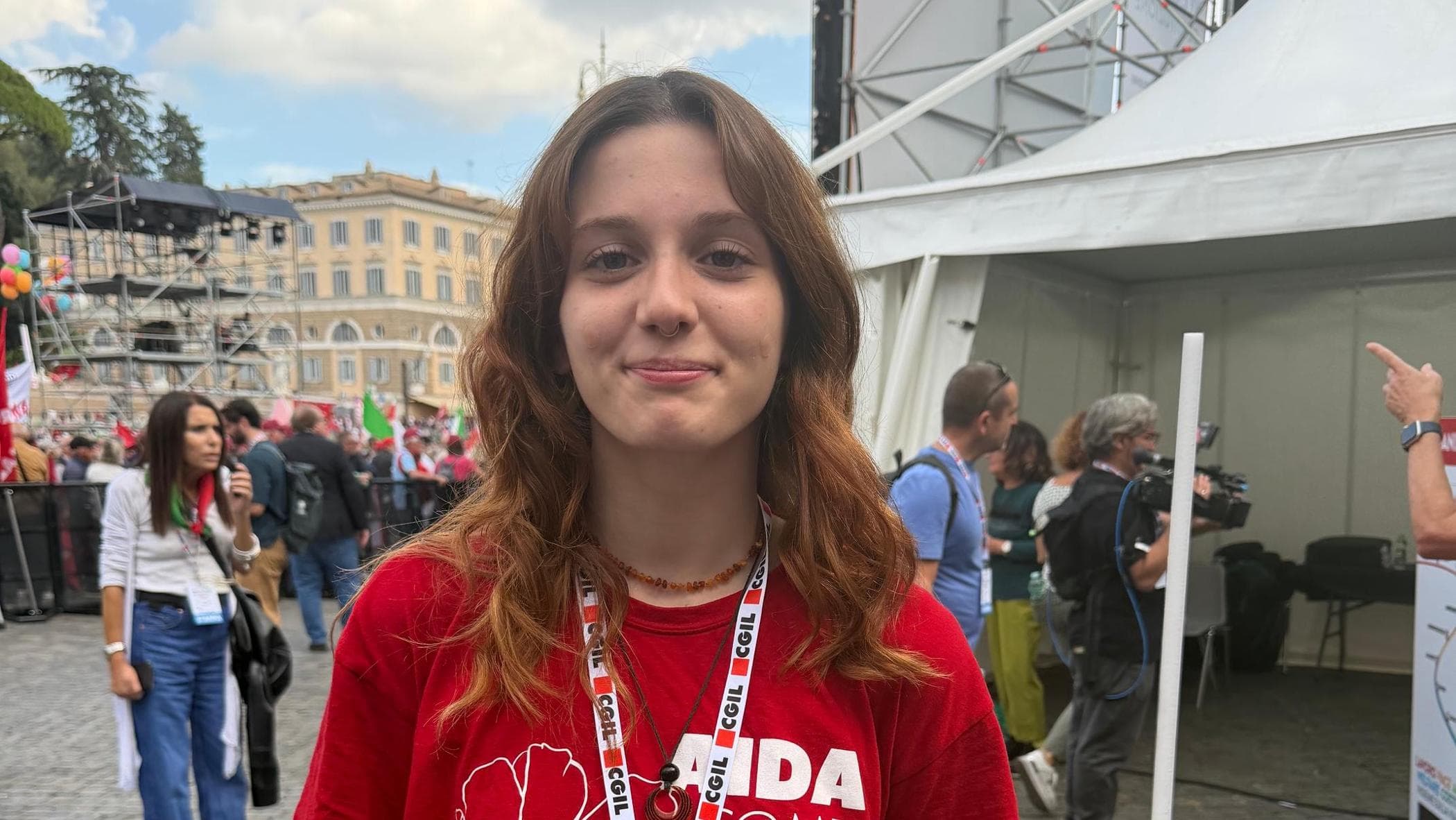 la studentessa le tende il nostro simbolo ci impongono le guerre ma vogliamo studio e lavoro da Repubblica.it la studentessa le tende il nostro simbolo ci impongono le guerre ma vogliamo studio e lavoro