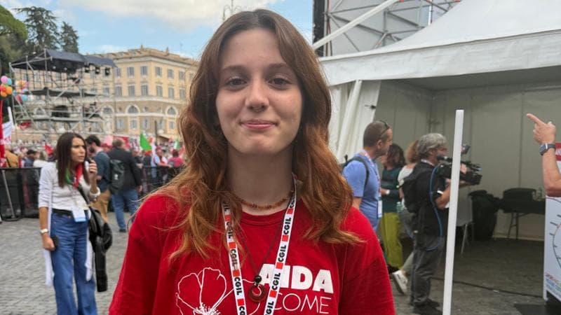 La studentessa: “Le tende il nostro simbolo, ci impongono le guerre ma vogliamo studio e lavoro”