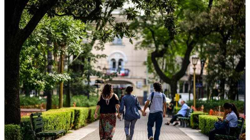 “Con Mattia e Giovanni ho un legame libero, ma quanti pregiudizi contro il poliamore”