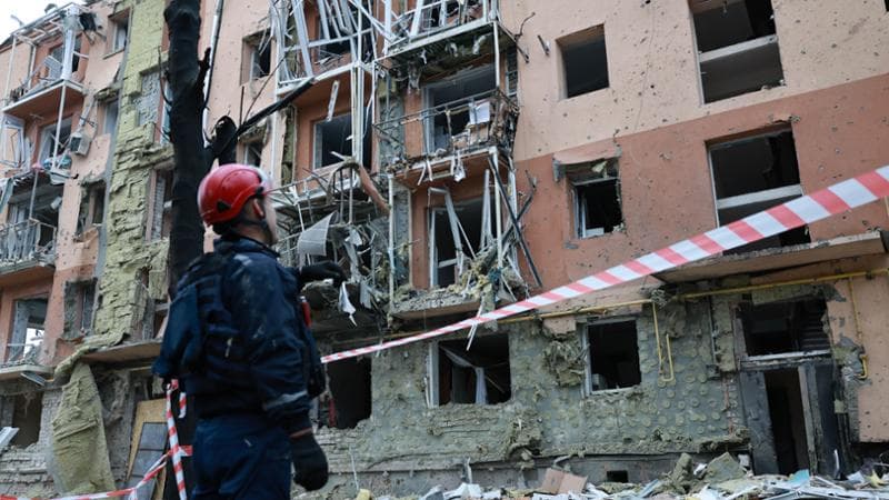 Zaporizhzhia (Ucraina), 17 ottobre: un soccorritore davanti a un edificio distrutto dai raid russi